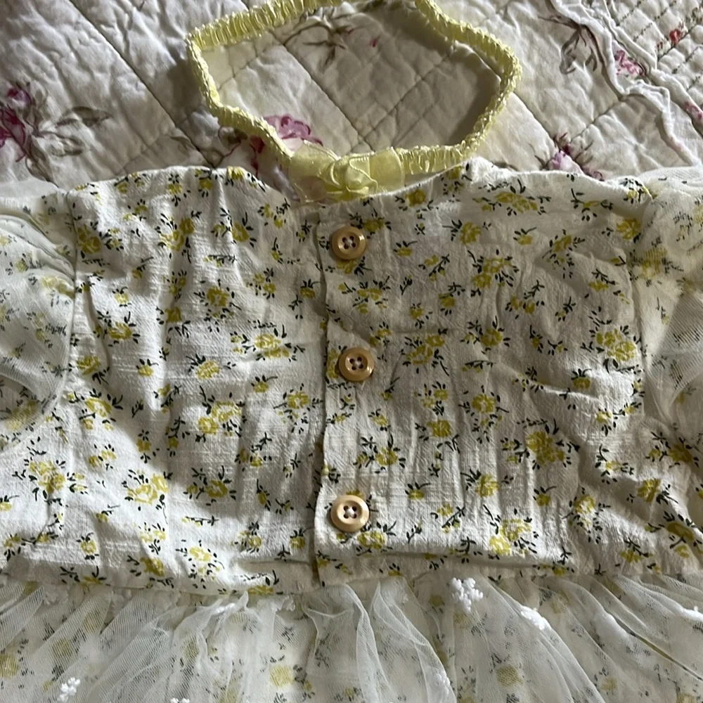 Floral Lace Baby Romper. Yellow/white delicate print. 6-9 mons. EUC. Vintage?
